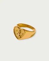 Anillo dorado con forma de corazón y un ángel en el centro, hecho de acero quirúrgico hipoalergénico con baño en oro de 18K.