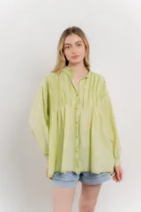 Camisa oversize de algodón color verde lima, con cuello mao con volados y pliegues verticales en el frente.