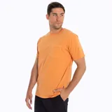 Remera color siena melange de algodón con cuello redondo y bolsillo en el pecho. De manga corta y corte clásico.