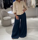 Pantalón de jean azul oscuro, corte wide leg y tiro alto.