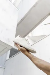 Zapatillas blancas de lana merino, diseño minimalista y atemporal, sin género y para todas las edades. Capellada y forro de lana merino, suela de EVA.