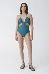 Traje de baño enterizo negro con breteles finos y aberturas en la zona del abdomen.