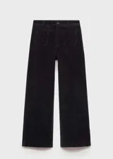 Pantalón culotte de pana color negro, tiro alto, con cierre de cremallera y botón, trabillas, dos bolsillos de parche delanteros y dos bolsillos de parche traseros.