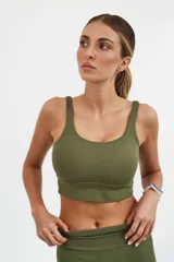 Top deportivo azul marino de corte simple con espalda cuadrada, corte ancho debajo del busto y padding desmontable.