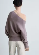 Sweater lila de punto con cuello asimétrico y manga larga.