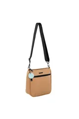 Bandolera rectangular color beige con correa larga negra regulable. Tiene cierre superior con cremallera negra y bolsillo frontal con cierre.