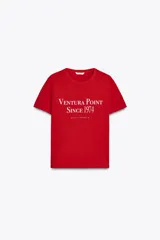 Camiseta roja de algodón con cuello redondo, corte regular y mangas cortas. Estampado frontal con el texto "Ventura Point Since 1974 California" en color blanco.