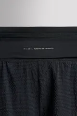 Shorts deportivos negros de tejido técnico elástico con estructura perforada. Cintura elástica ajustable con cordón interior, tres compartimentos de fácil acceso y bolsillo trasero de seguridad con cierre de cremallera. Bajo con aberturas laterales. Zara Athleticz.