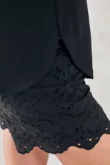 Remera blanca de algodón peinado con corte recto y mangas cortas.