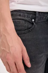 Pantalón de jean gris oscuro de corte clásico.