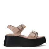 Sandalias de plataforma color beige con base negra y hebillas plateadas.