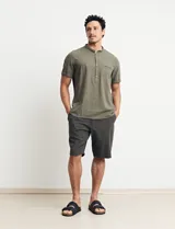 Camisa blanca de lino y algodón, de manga corta, con cuello mao y botones de coco.