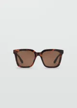 Lentes de sol cuadrados con montura de carey marrón y lentes marrones. Fabricados con residuos post-industriales reciclados de procesos de fabricación de gafas de policarbonato.