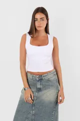 Top de microfibra color beige, sin mangas, tipo musculosa irregular con escote cuadrado y corte ajustado.