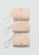 Neceser color beige con cierre de cremallera y logo metálico con la letra M.