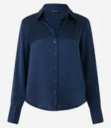 Camisa blanca de satén con cuello inglés, manga larga y cierre frontal con botones.