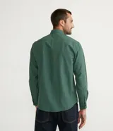 Camisa de vestir de hombre, corte slim fit, con cuello camisero y abotonadura frontal. Estampado de mini cuadros en tonos verde y azul.