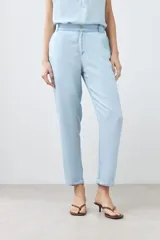 Pantalón celeste de lyocell, tipo pijama, con cintura elástica y corte recto.