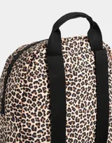 Mochila negra de tela deportiva con bolsillo frontal con cierre, correas regulables, manija superior, cierre superior y tag de goma.