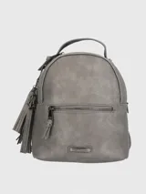 Mochila Hush Puppies color gris con bolsillo frontal con cierre, asa de mano superior, tiras traseras ajustables y detalle de borla colgante.