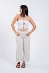 Top strapless negro con detalle de aros metálicos en el frente.