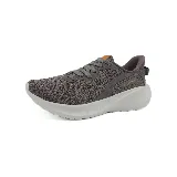 Championes deportivos Olympikus Virtuose color gris topo, con capellada de tejido de poliéster con tecnología Covergrid, entresuela con tecnología Elevate Pro y suela de goma con tecnología Gripper.