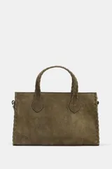 Bolso tipo city bag color verde oliva, confeccionado en piel serraje. Tiene doble asa de mano trenzada y asa bandolera extraíble. Cuenta con detalles metálicos laterales, bolsillo interior con cremallera y cierre principal con cremallera.