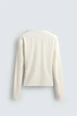 Camiseta negra de manga larga, corte slim fit, cuello redondo y efecto lavado.