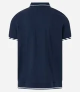 Remera polo blanca de media malla texturizada a rayas, corte regular, con cuello y mangas cortas en ribana con detalle contrastante en negro.