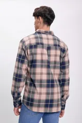 Camisa de manga larga con cuello abotonado y estampado a cuadros en tonos azul marino, gris y rosa.