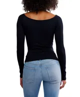 Remera negra de manga larga acanalada, con escote cuadrado y corte ajustado.