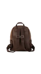 Mochila color tostado combinada con nobuck, bolsillo amplio adelante con broche y cierre, bolsillos en los costados, asas regulables y bolsillos internos cómodos.
