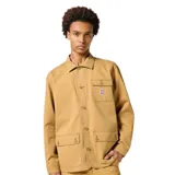 Campera de trabajo Wrangler color beige, de corte recto, con cuello clásico, cierre frontal con botones a presión, tres bolsillos frontales con solapa y botón, puños ajustables con botón y etiqueta tejida con el logo de la marca en el bolsillo superior.