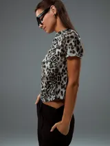 Remera negra de mangas cortas y corte ajustado, confeccionada en tejido de red transparente.