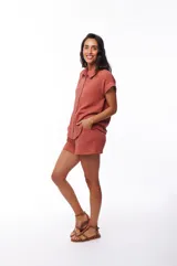 Camisa color ladrillo de algodón con cuello clásico, manga corta con dobladillo y cierre frontal con botones.