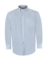 Camisa de hombre celeste a rayas verticales azules, de corte regular, con cuello abotonado, bolsillo en el pecho con logo bordado y mangas largas con puños abotonados.