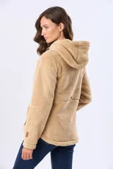 Campera de sherpa suave color beige, con capucha, cierre frontal con detalles en cuero y bolsillos laterales.