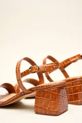 Sandalias marrones de cuero vacuno con textura tipo reptil, dos tiras y taco bloque de 4 cm.