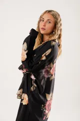 Camisa oversize negra con estampado floral, abotonada y con cuello camisero.