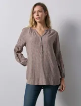 Blusa de gasa estampada marca Grand & Green. Tiene cuello a la base, escote en V y abertura con botones.