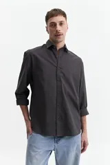 Camisa de algodón color gris oscuro, con cuello clásico y fit semi slim.