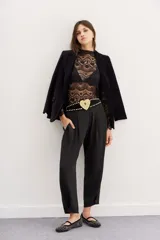 Pantalón estilo sastrero color negro, con tiro alto, bolsillos laterales y ajuste en el ruedo.