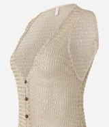 Salida de playa estilo túnica color beige, de encaje calado, con escote en V y botones frontales.