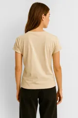 Remera verde militar de algodón con estampado de flores y texto en color crema.