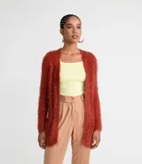 Campera alargada de punto con textura de peluche, color ladrillo.