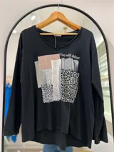 Remera negra de manga larga con escote en pico y estampa sublimada en el frente con la frase "You will shine".