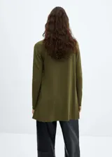 Cárdigan color beige de tejido de punto fino, diseño recto, cuello pico y manga larga.