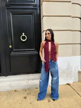 Top color borgoña con cuello halter y lazo ajustable en el frente.