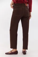 Pantalón de corte recto color verde oliva, con interior afelpado y tela exterior suave.