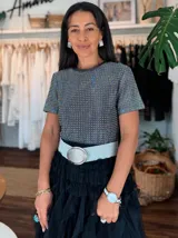 Top de manga corta color gris oscuro con textura brillante y apliques de pequeños cristales o tachas distribuidos por toda la prenda. Tiene cuello redondo.